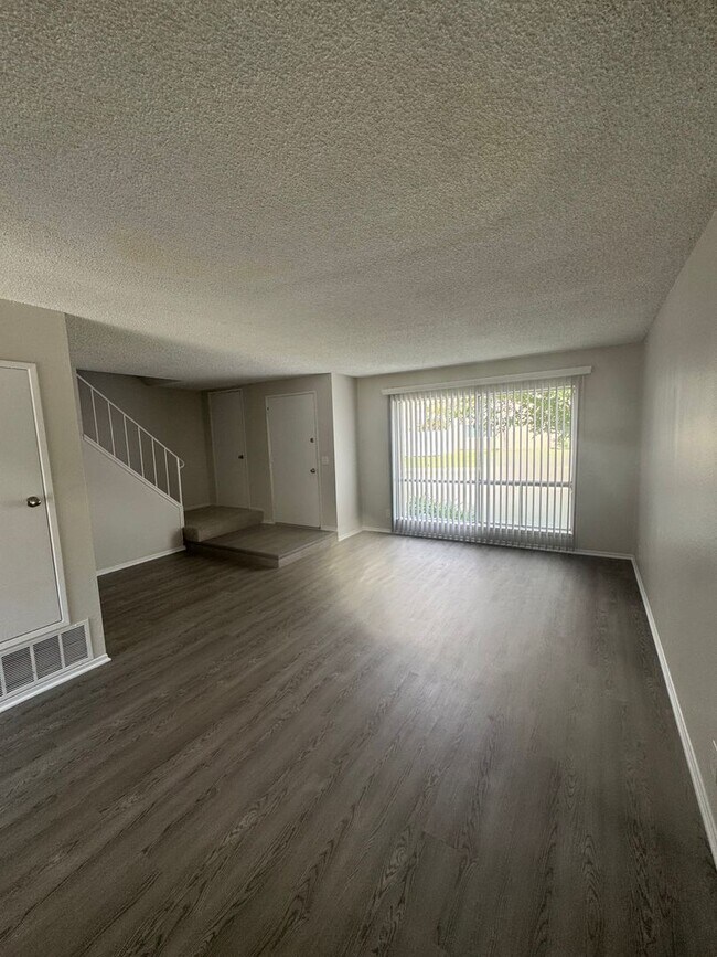 Foto del edificio - COMING SOON! 3 Bed + 1.5 Bath Townhouse