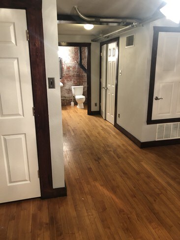 Building Photo - 115 E Tyler St