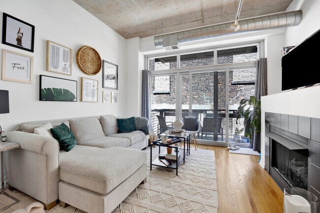 Building Photo - 933 W Van Buren St