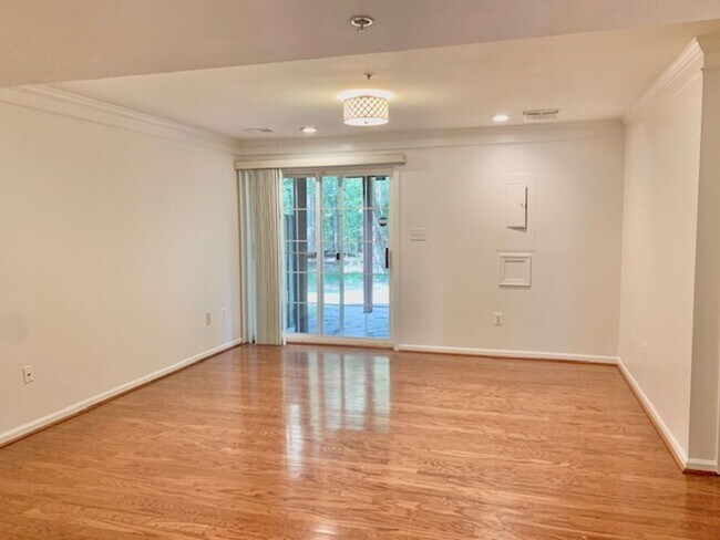 Foto del edificio - Beautiful 3 BR 2 FB, 2 HB with garage, deck, patio, come see!