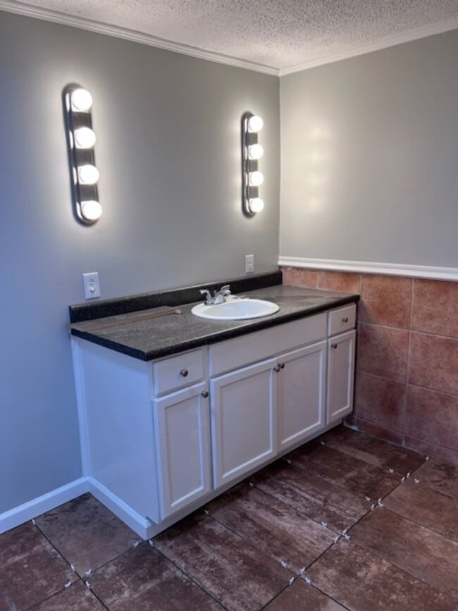 Building Photo - Renovated 4 Bedroom 2 Bath Home for Rent!!