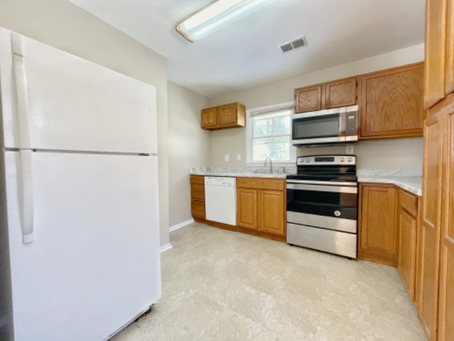 Building Photo - 120 Tulip Dr