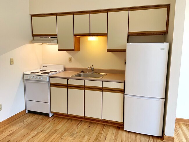 Foto del edificio - STUDIO Apartment, Hardwood Floors, Tall Ceiling, Downtown Waukesha!