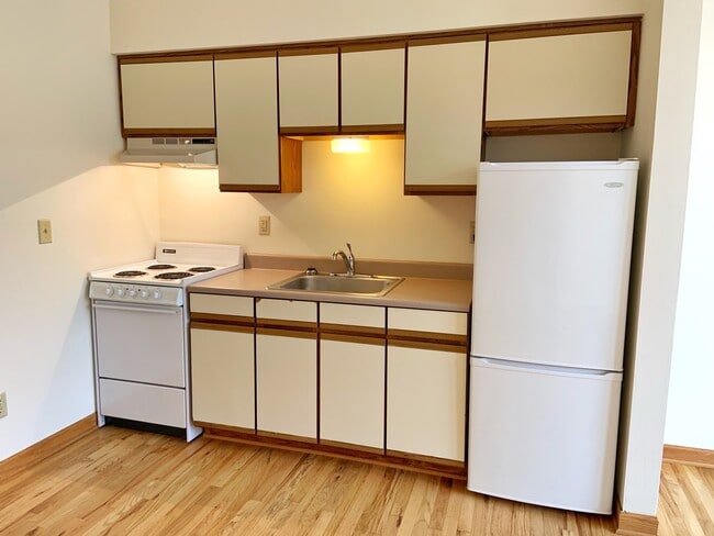 Building Photo - STUDIO Apartment, Hardwood Floors, Tall Ceiling, Downtown Waukesha!
