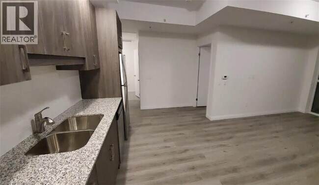 Photo du bâtiment - 60 Charles St W