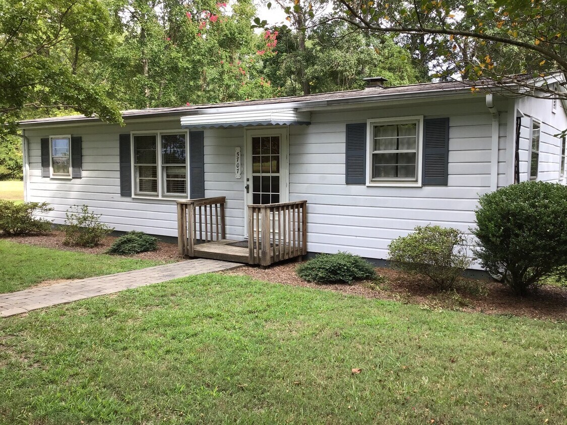 Building Photo - 3 Bedroom Home in Newport Area!