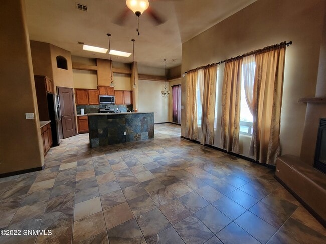 Building Photo - 960 Flora Vista Dr