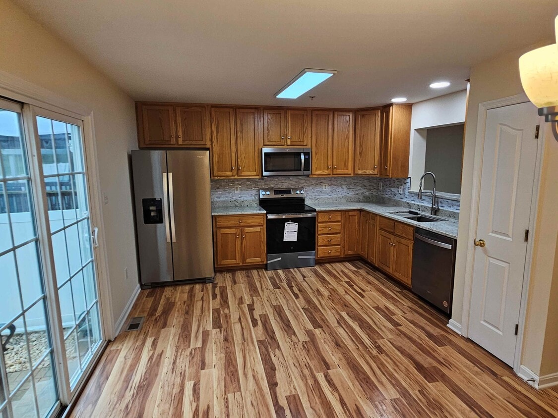 New upgraded kitchen - 17632 Potter Bell Way