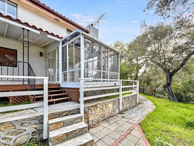 Building Photo - 3 Bed & 2.5 Bath House in Fallbrook, CA / ...