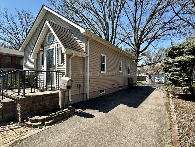 Foto del edificio - Charming Royal Oak Rental – Walkable to Wo...