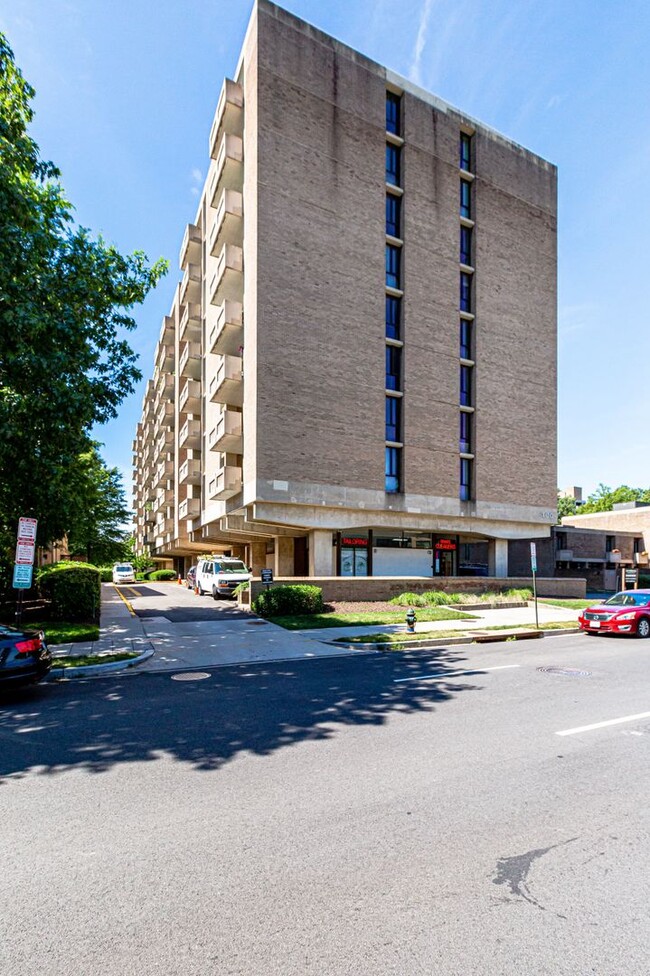 Foto del edificio - For Let: A Home in the Air, A Place Among ...