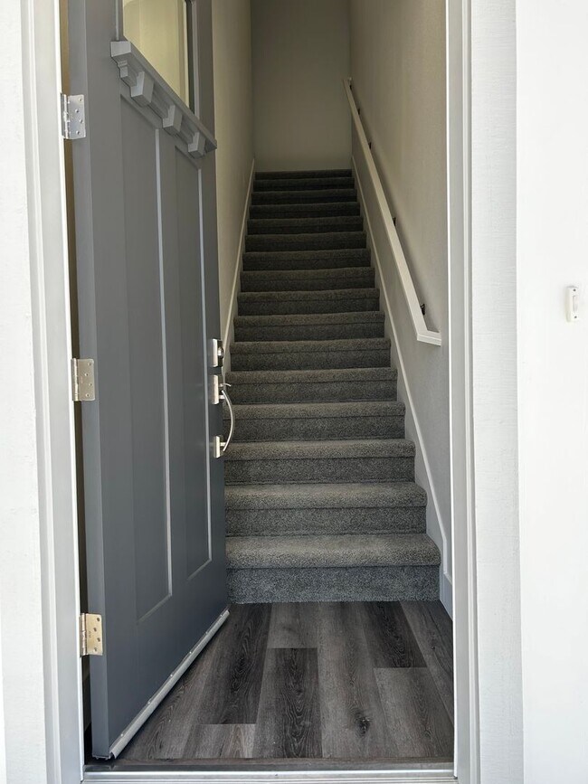 Foto del edificio - 1 MONTH FREE! The Vineyards at Dennis Lane Studio unit with backyard and garage