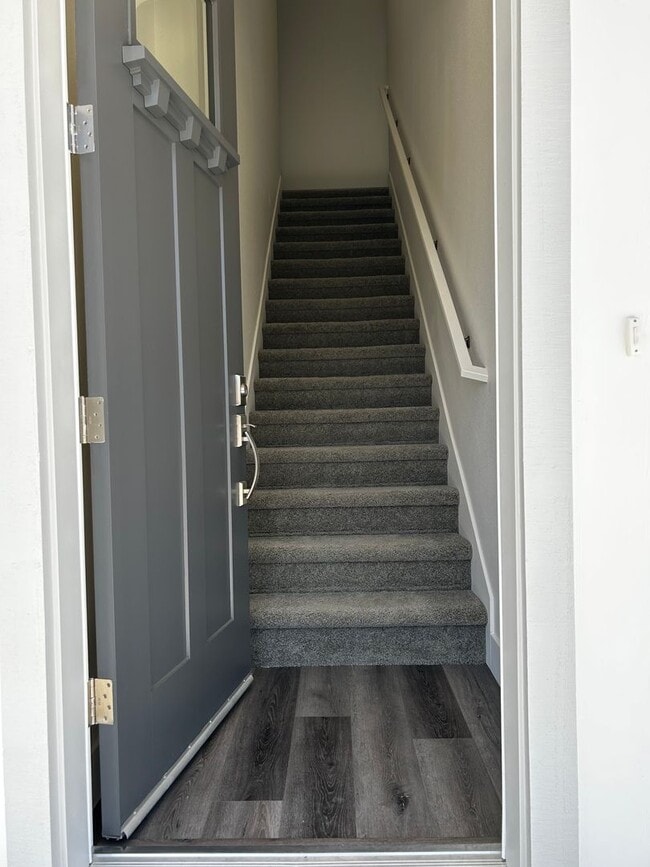 Building Photo - 2 Months Free Rent! 2 BED 1 BATH UPPER UNI...