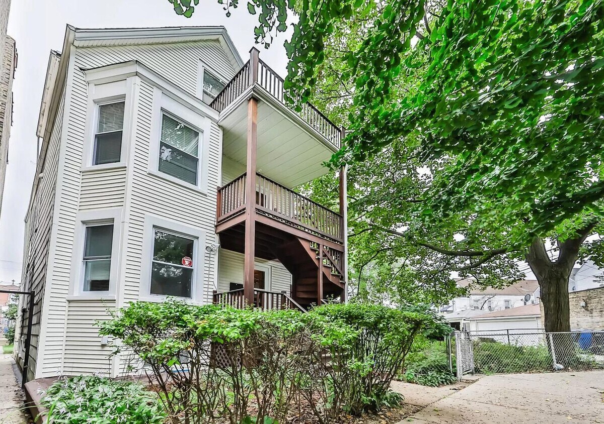 Foto principal - 3657 W Oakdale Ave