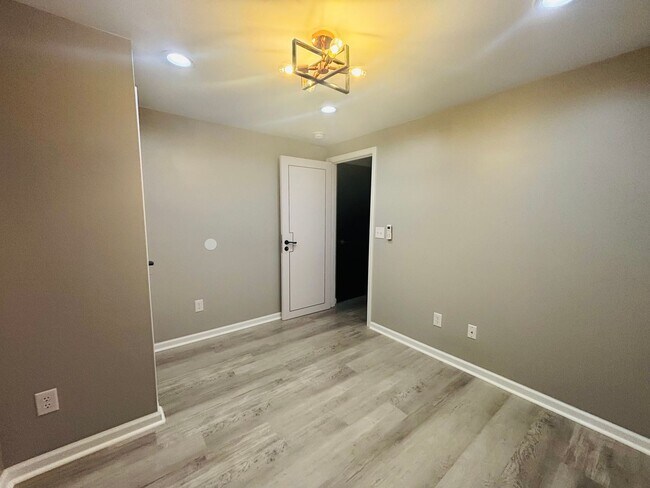 Building Photo - 1 Bedroom 1 Bath Apartment *Newly Renovated Summer 2023*