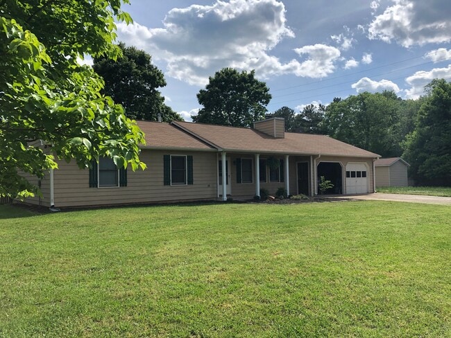 Building Photo - 201 Deerchase Dr