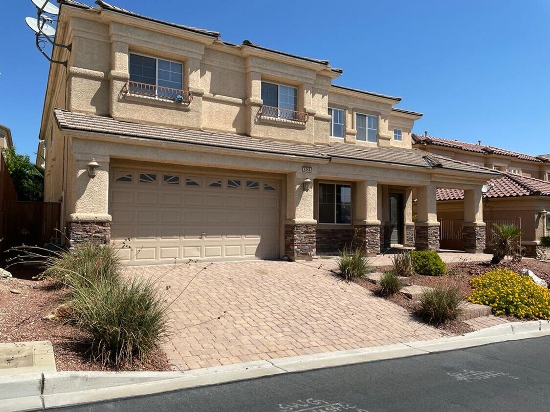 Primary Photo - Gorgeous 5 bedroom plus den, 3.5 bath 2 st...