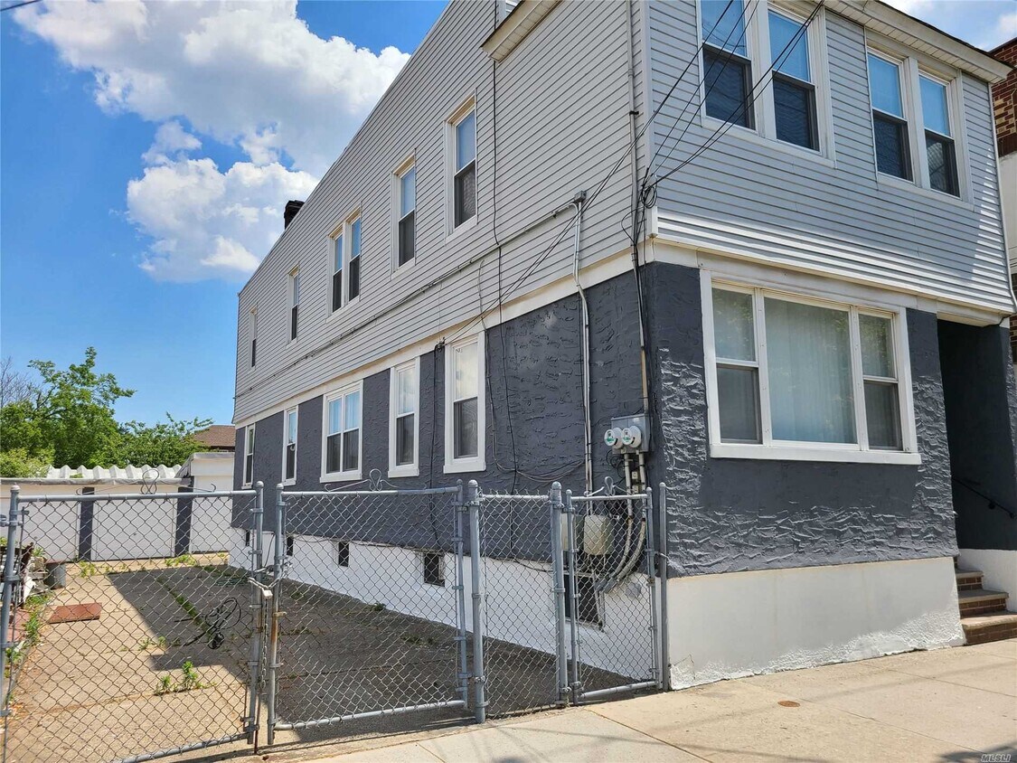 Primary Photo - 134-13 Sitka St