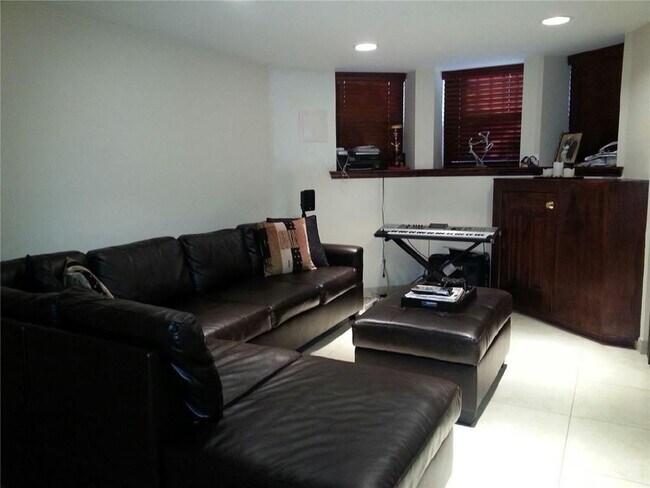 Foto del edificio - 6811-6816 16th Ave