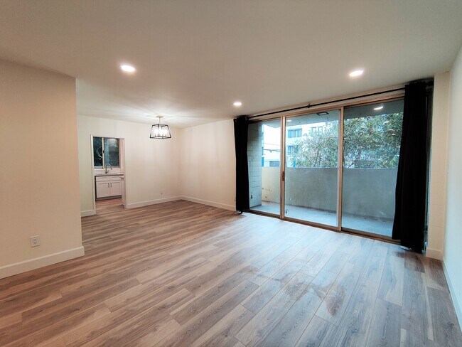 Sala de estar que da al comedor y a un balcón privado. - 1300 Midvale Ave