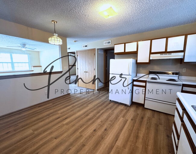 Building Photo - 132 N Crest Dr