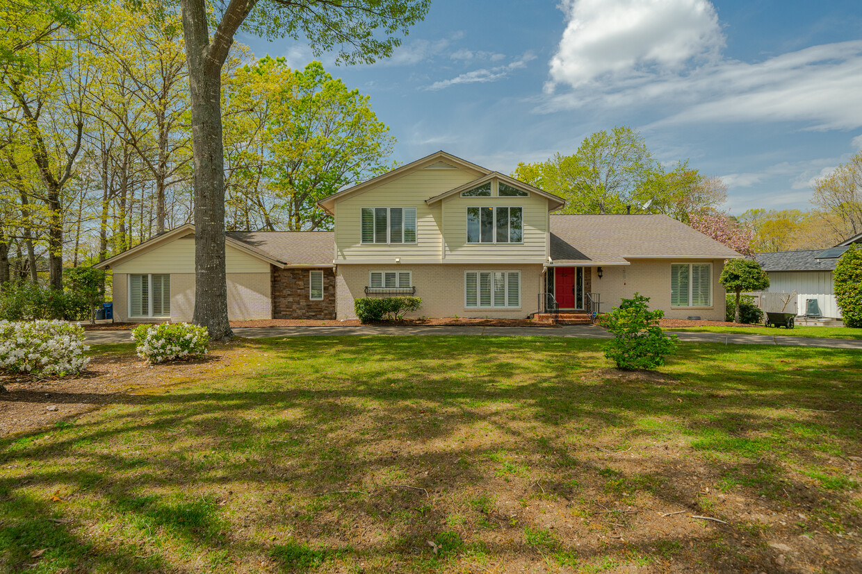Front - 7304 Haymarket Ln