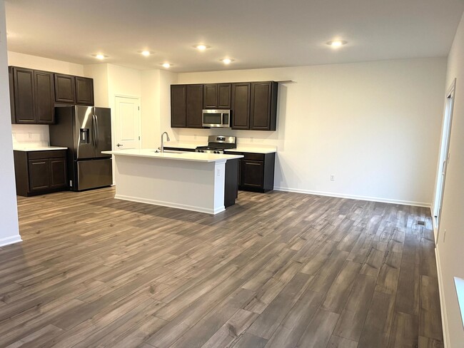 Building Photo - 8419 White Oaks Ct