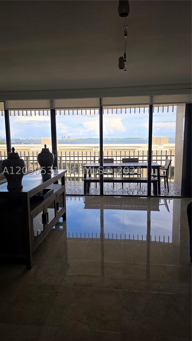 Foto del edificio - 3 Grove Isle Dr