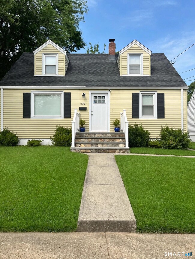 Building Photo - 236 Goldenrod Ave