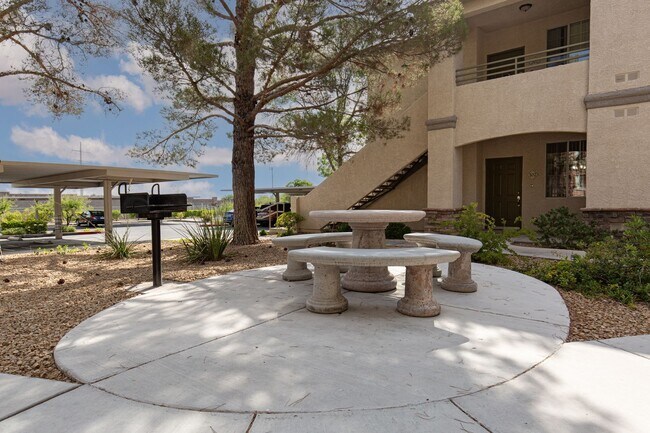 Foto del edificio - First floor unit in gated Summerlin community