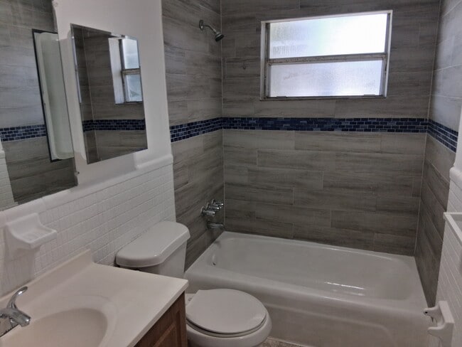 Building Photo - 4111 SW 24th Ct