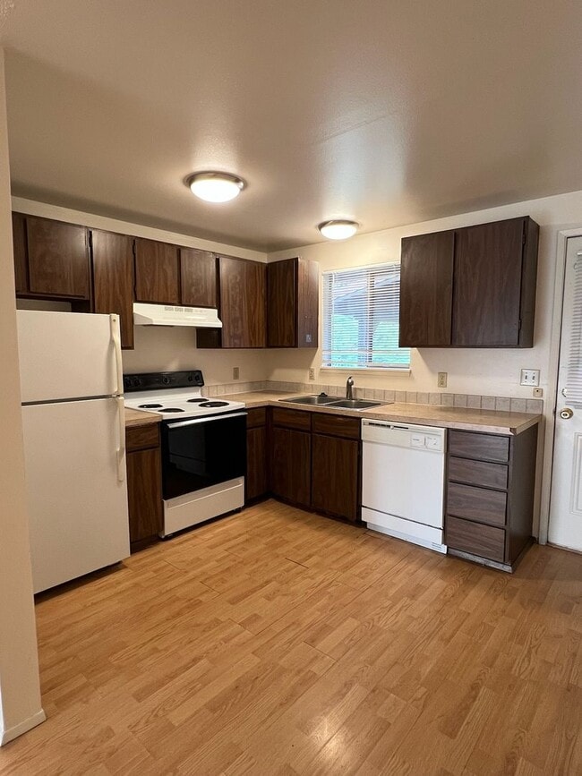 Building Photo - Spacious duplex! Carport, a/c, WASHER & DR...