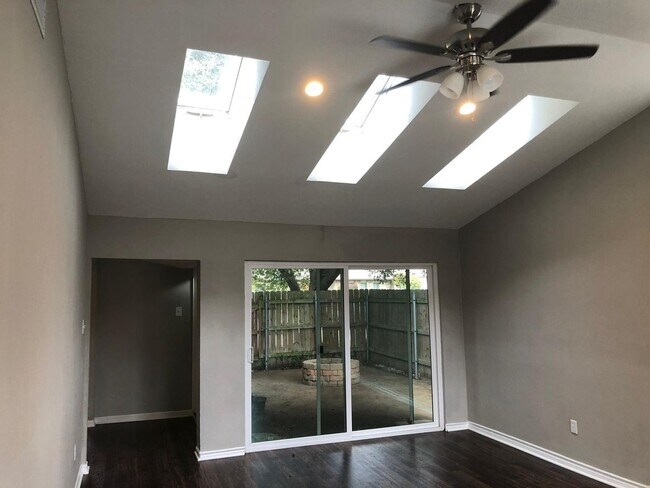 Foto del edificio - Stylishly Renovated Home with Rare Calcutta Granite & Spacious Backyard