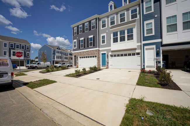 Building Photo - **Spacious 4-Bedroom Townhome in Middletow...