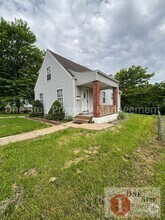Building Photo - 606 S Fairview Ave