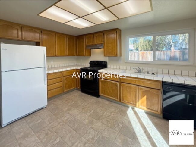 Foto del edificio - Gorgeous backyard with new carpets and paint