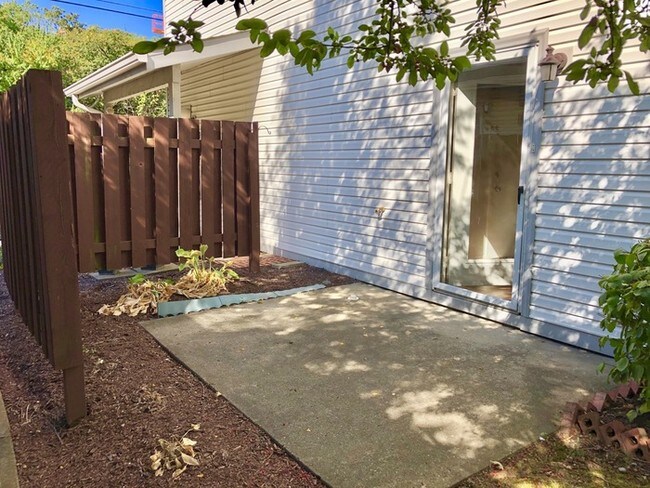 Building Photo - Cozy West Chester Condo!