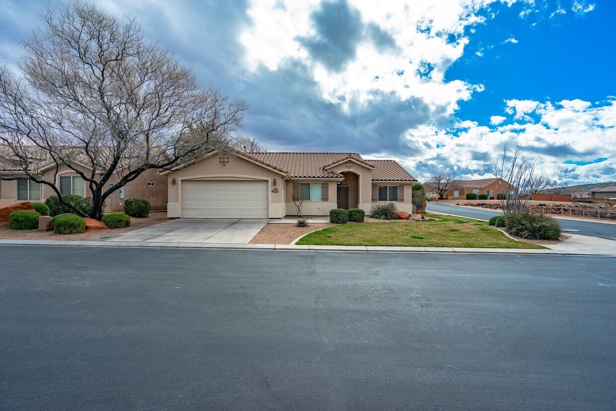 Foto principal - Dog Friendly 3 Bedroom Home In Painted Desert