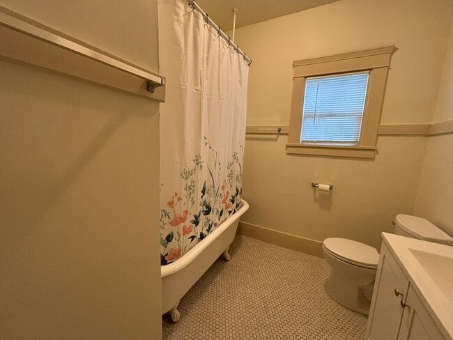 Building Photo - 33 E Alder St