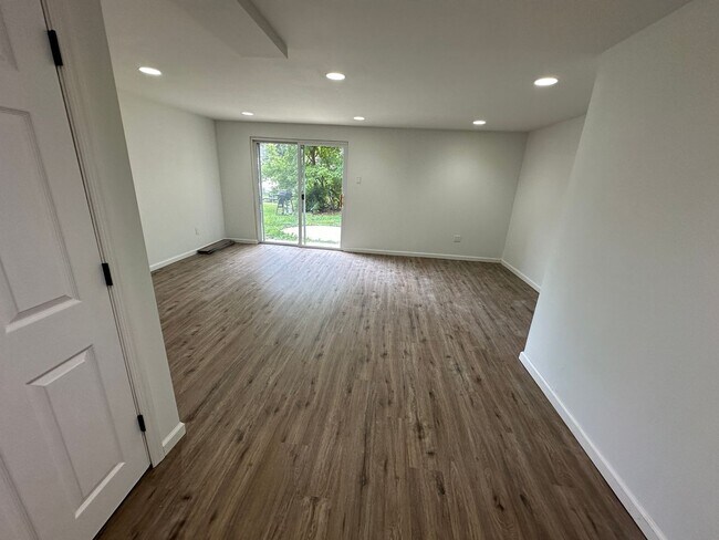 Building Photo - Village Shires Townhome completely Renovat...