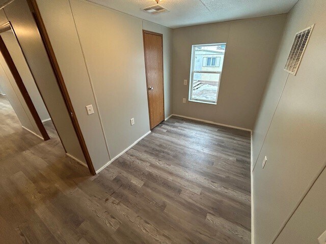 Foto del edificio - 111 S Cedar Dr