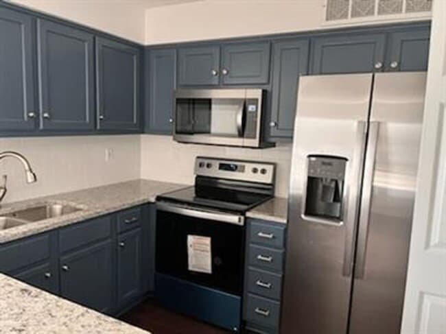 Building Photo - Remodeled downstairs condo in Madison city!