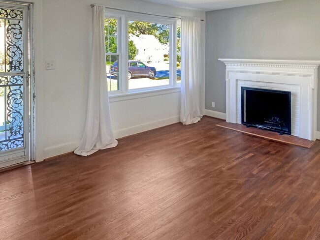 Foto del edificio - 4 Bed/2 Bath Updated Contemporary Home in Lakeside!!!!