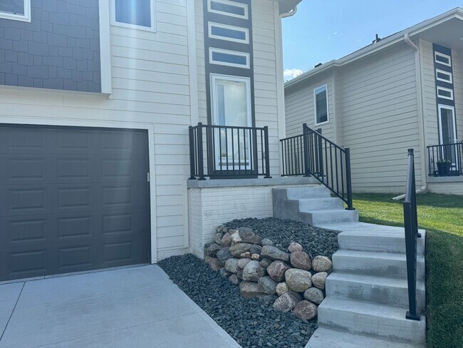 Foto del edificio - Luxury Bennington Townhome Ready For Move In