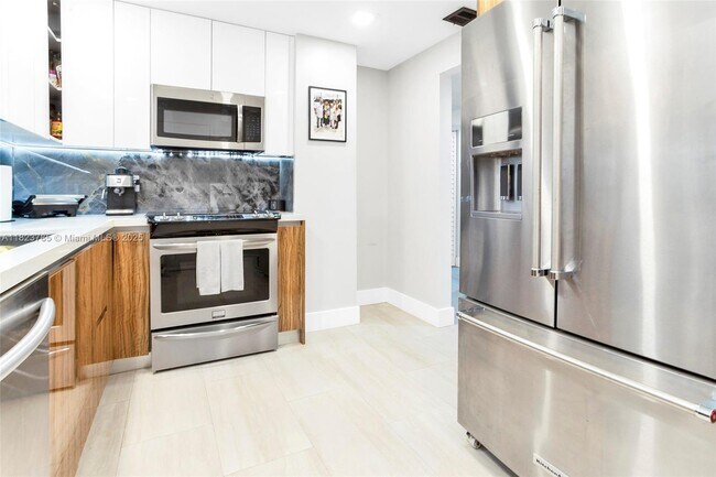Foto del edificio - 2821 Sunny Isles Blvd