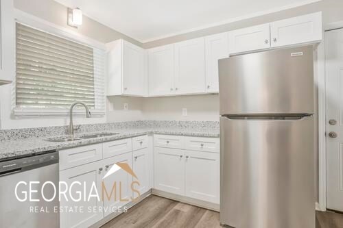 Foto del edificio - 5868 Hallwood Ct