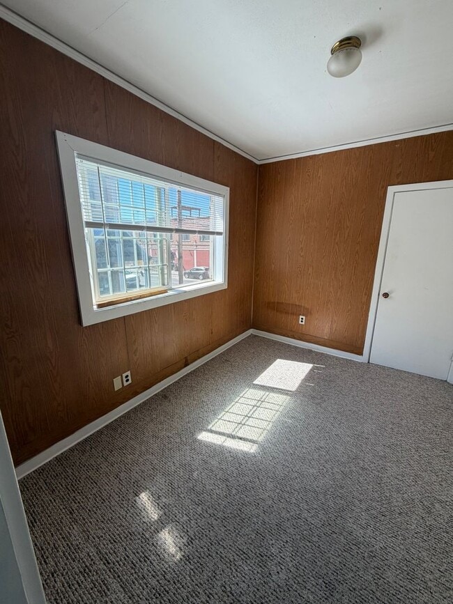 Building Photo - Super Cool Downtown Apartment!2 Bedroom, 1 Bathroom Apartment with Secure Entrance