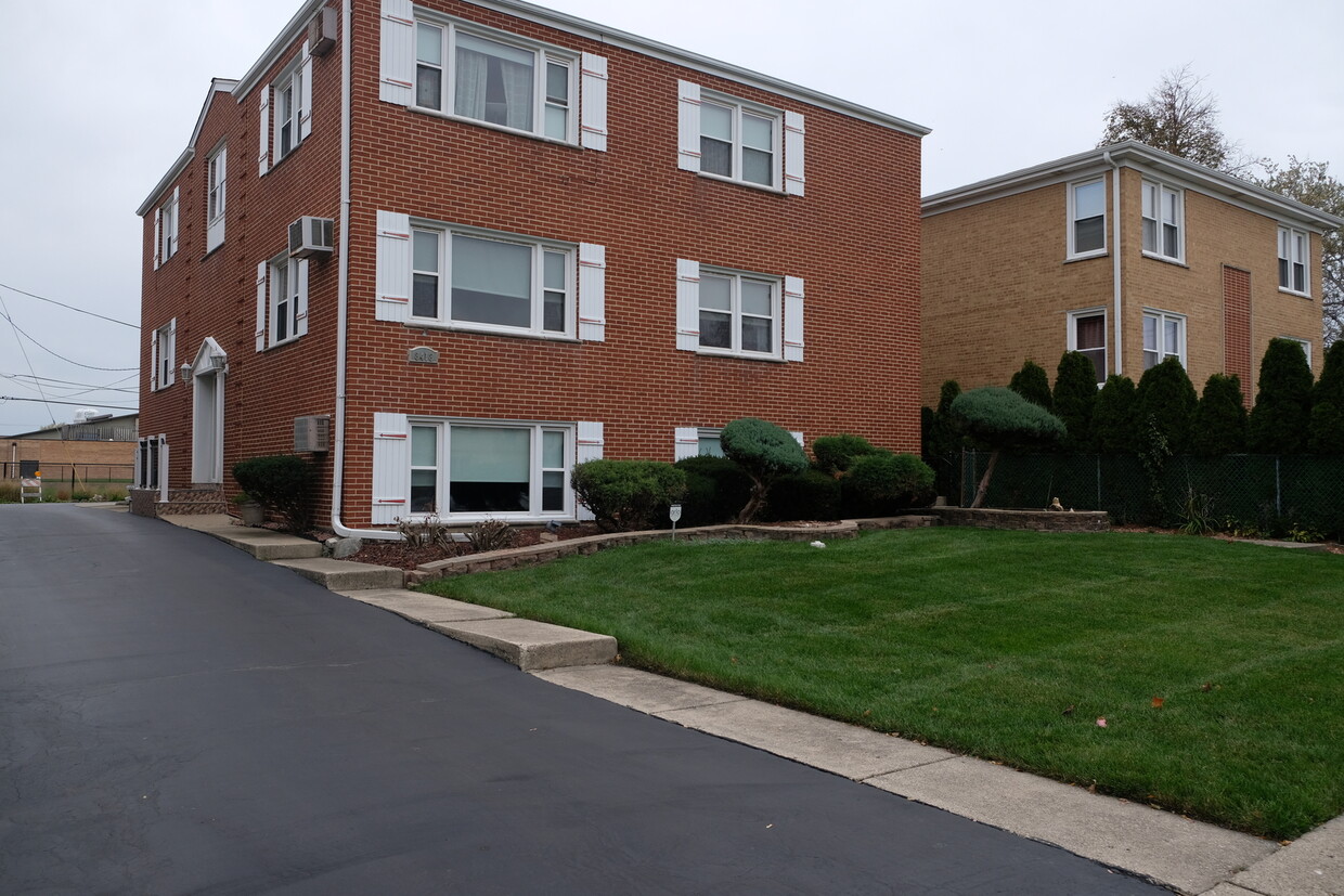 Primary Photo - 8418 W Oak Ave