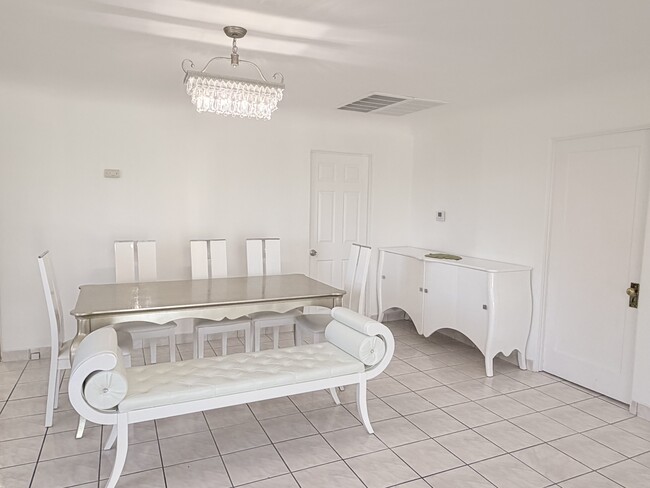 Building Photo - 1745 College View Pl