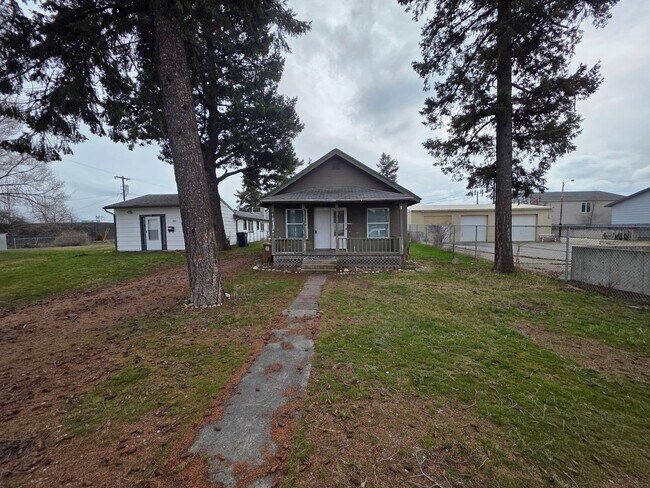 Building Photo - Beautifully Remodeled Home